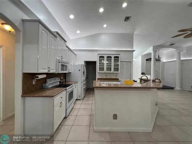 7400 SW 37 Ct in Davie, FL - Building Photo - Building Photo