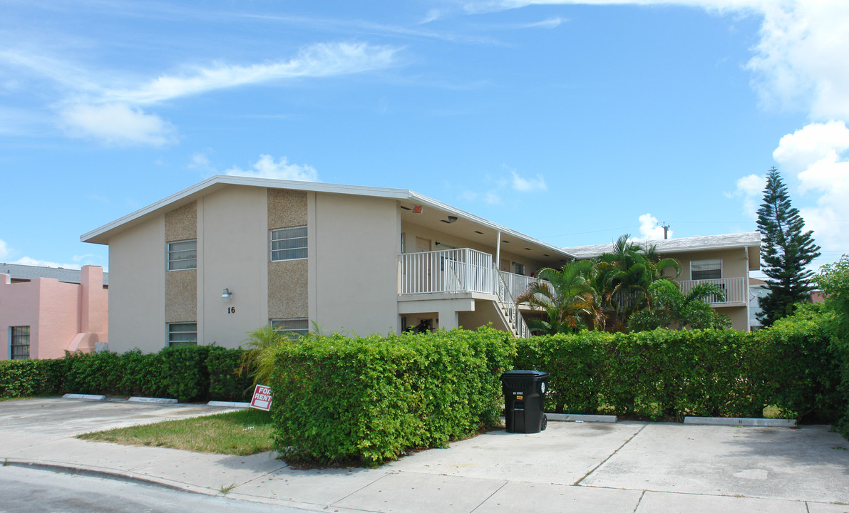 Bautista Apartments in Lake Worth, FL - Building Photo