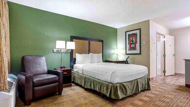 4751 Governors House Dr SW in Huntsville, AL - Foto de edificio - Building Photo