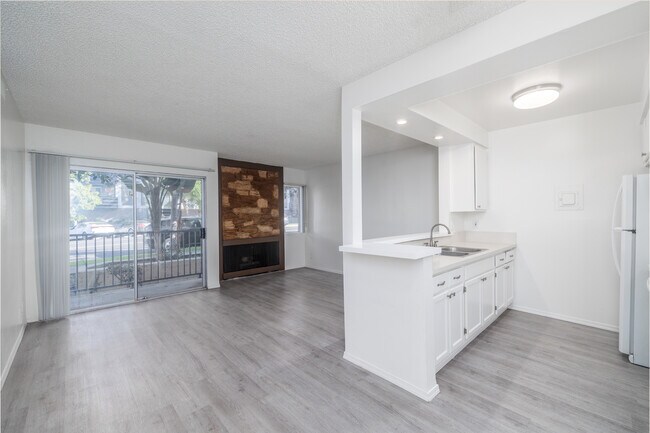 401 S Ardmore Ave in Los Angeles, CA - Building Photo - Interior Photo