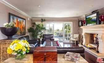 2050 Linda Flora Dr in Los Angeles, CA - Building Photo