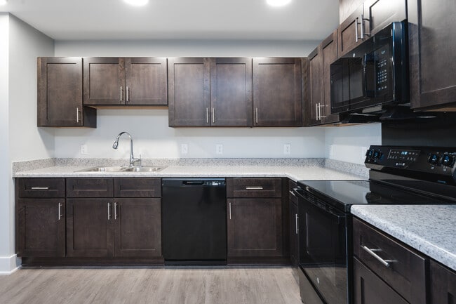 Cherokee Landing in Greenville, SC - Building Photo - Interior Photo