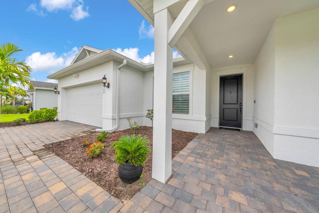 42560 Atlas Dr in Punta Gorda, FL - Building Photo