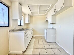 4081 Rosecrans Ave in Hawthorne, CA - Building Photo - Building Photo