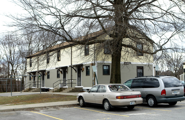 Veteran's Memorial in Woonsocket, RI - Foto de edificio - Building Photo