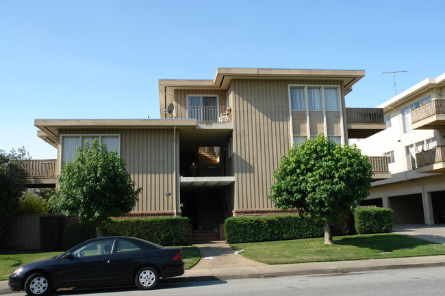 121 S Magnolia Ave in Millbrae, CA - Building Photo - Building Photo