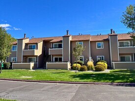 555 E Patriot Blvd in Reno, NV - Building Photo