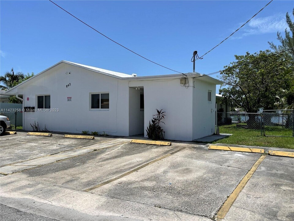 842 SW 2nd St-Unit -C in Hallandale Beach, FL - Building Photo