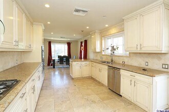 430 N Bel Aire Dr in Burbank, CA - Building Photo - Building Photo