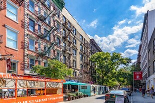 222 Thompson St in New York, NY - Building Photo