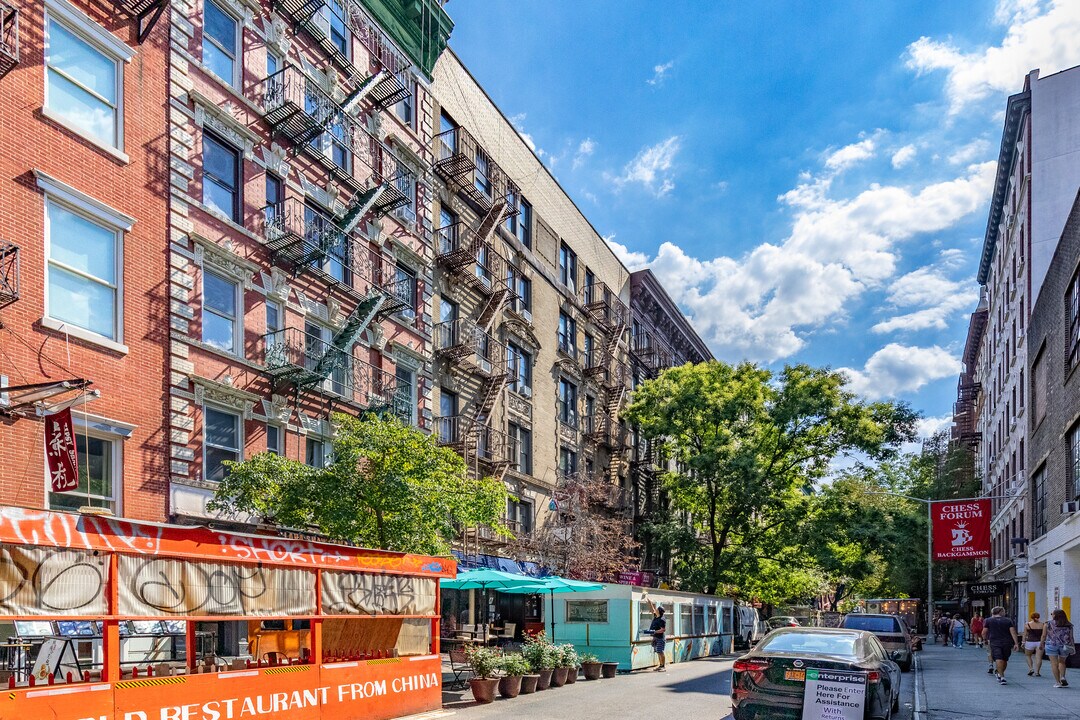 222 Thompson St in New York, NY - Foto de edificio