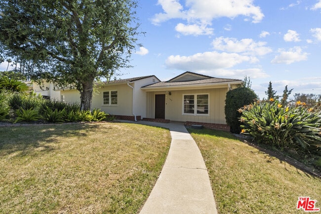 property at 100 E Kenneth Rd