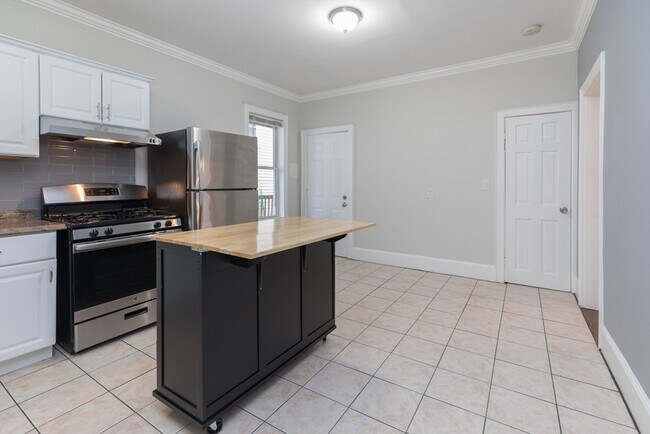166 Boylston St, Unit 2 in Boston, MA - Building Photo - Building Photo