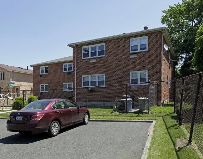 Mador Building in Staten Island, NY - Foto de edificio - Building Photo
