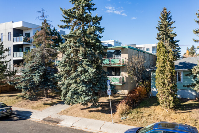 1739 26 St in Calgary, AB - Building Photo - Building Photo