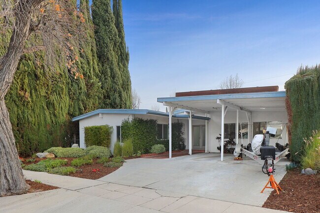 5708 Graves Ave in Encino, CA - Foto de edificio - Building Photo