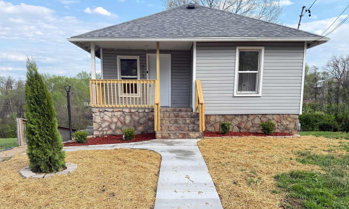 715 Locust St, Unit Unit 1 in Jefferson City, MO - Building Photo