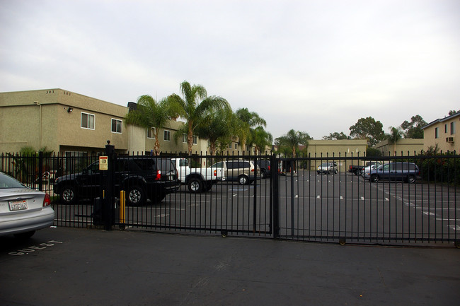 The Pines in El Cajon, CA - Foto de edificio - Building Photo