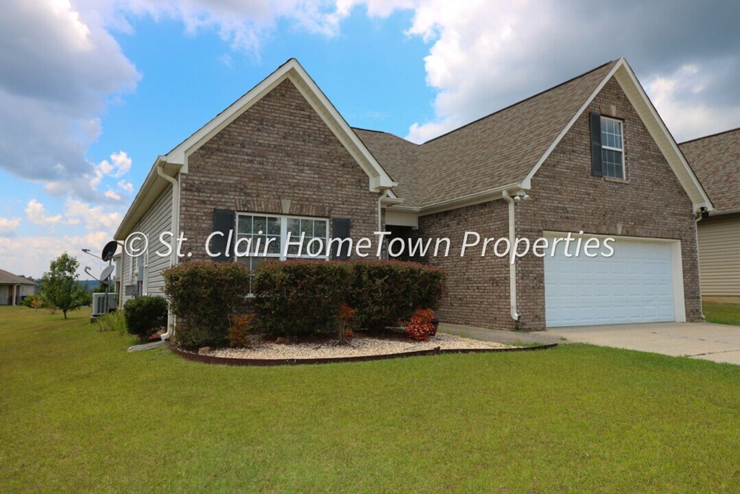 485 Oak Leaf Cir in Pell City, AL - Building Photo