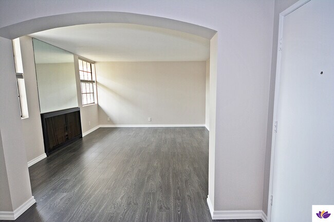 750 N Kings Rd, Unit 308 in West Hollywood, CA - Building Photo - Building Photo