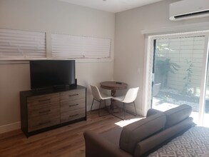 725 19th St in Sacramento, CA - Foto de edificio - Building Photo