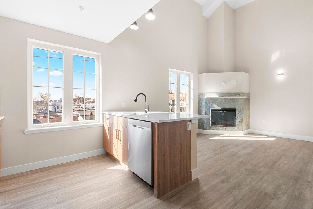 212 70th St, Unit 403 in Guttenberg, NJ - Building Photo