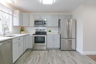 80 Broadway in North Attleboro, MA - Foto de edificio - Building Photo