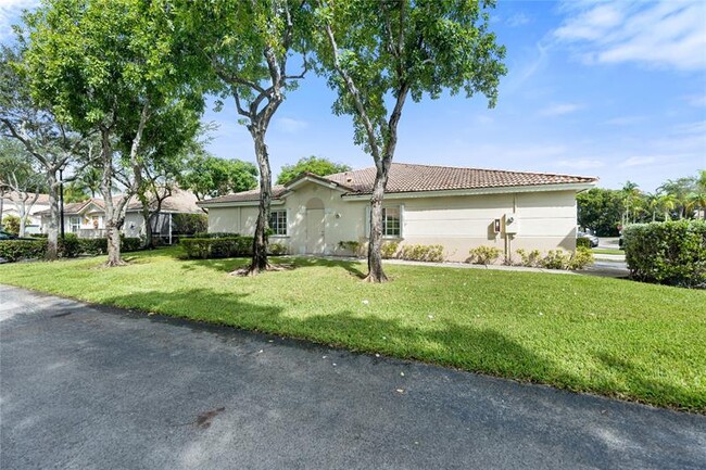 4935 SW 32nd Ave in Fort Lauderdale, FL - Building Photo - Building Photo