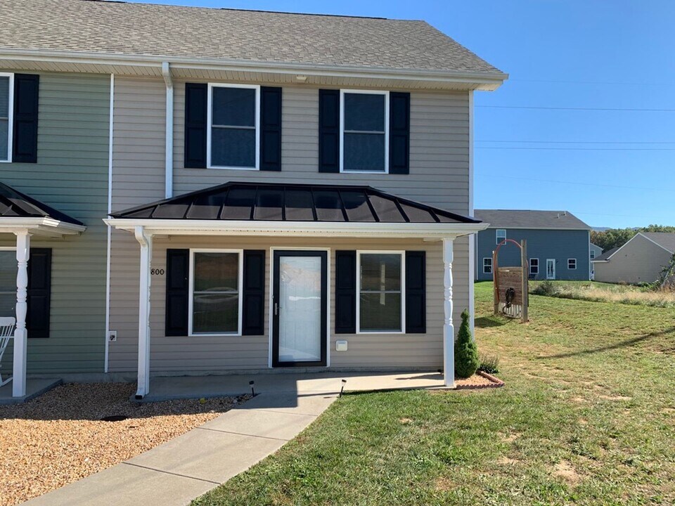 800 Carson Cir in Grottoes, VA - Building Photo