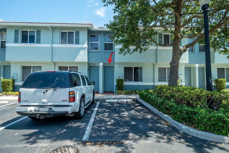 1958 Alamanda Way in Riviera Beach, FL - Building Photo