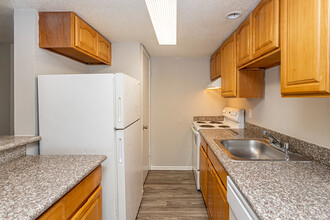 The Leonne Apartments in Metairie, LA - Building Photo - Interior Photo