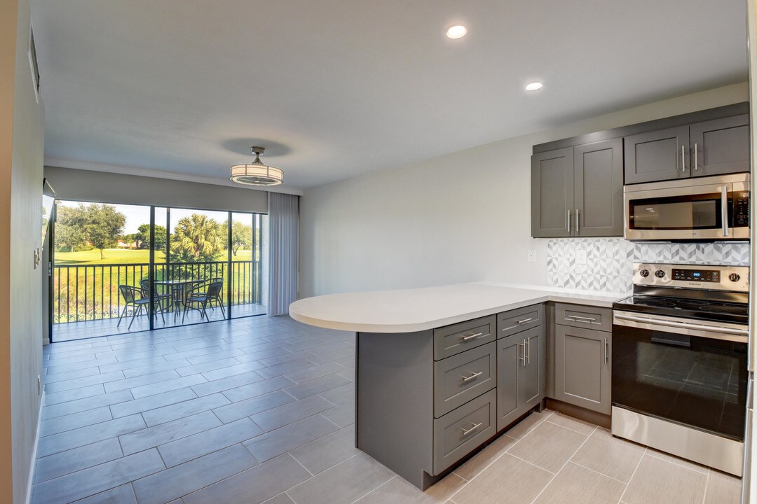 401 Greensward Ln-Unit -103-A in Delray Beach, FL - Building Photo