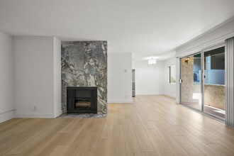 12030 Rochester Ave, Unit 107 in Los Angeles, CA - Building Photo - Building Photo