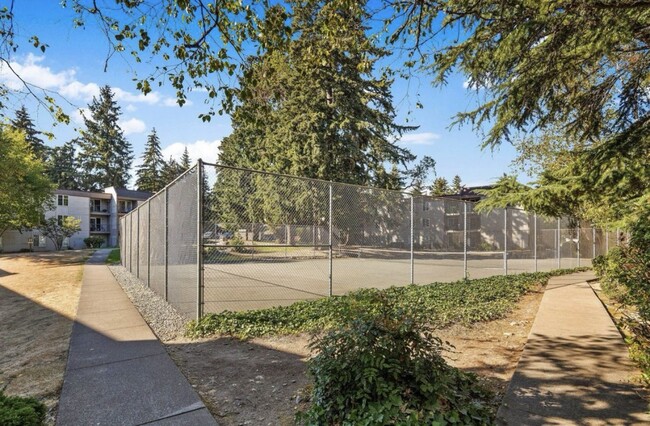14620 NE 32nd St, Unit F7 in Bellevue, WA - Building Photo - Building Photo