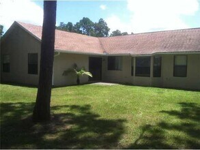 3174 SW Armucher St in Port St. Lucie, FL - Foto de edificio - Building Photo