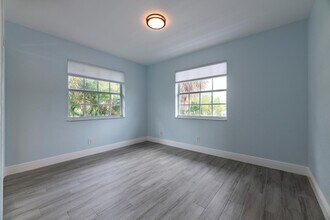 5207 N Flagler Dr in West Palm Beach, FL - Building Photo - Building Photo