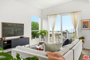 29500 Heathercliff Rd in Malibu, CA - Building Photo