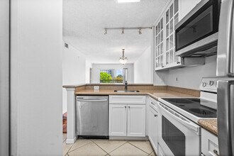 2230 N Cypress Bend Dr in Pompano Beach, FL - Building Photo - Building Photo