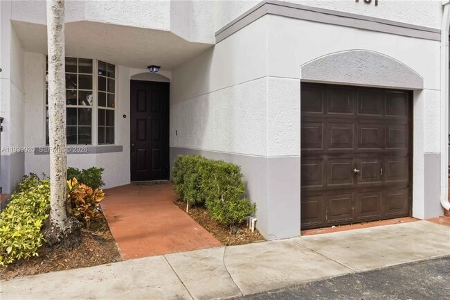 751 SW 148th Ave in Davie, FL - Foto de edificio - Building Photo