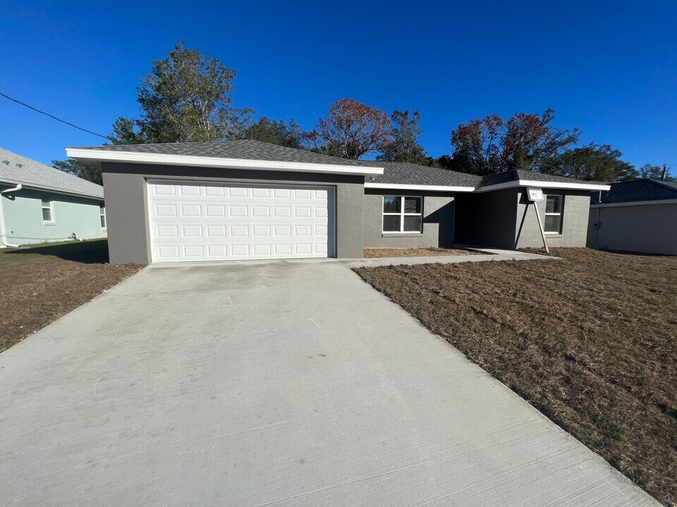 9245 SE 150th Pl in Summerfield, FL - Building Photo