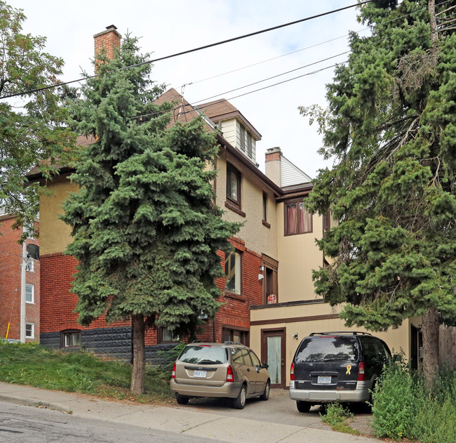 2 Rockwood Pl in Hamilton, ON - Building Photo - Building Photo