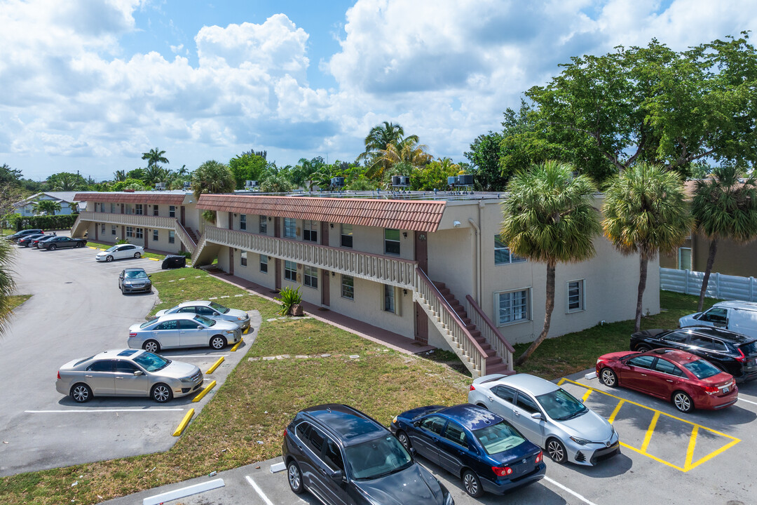 Gateland Village in Hollywood, FL - Building Photo