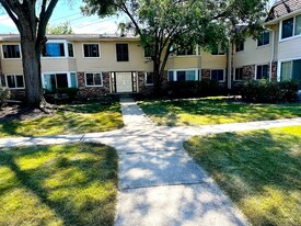 3108 Roberts Dr, Unit #1 in Woodridge, IL - Building Photo
