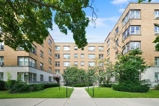 property at 2610 W Balmoral Ave