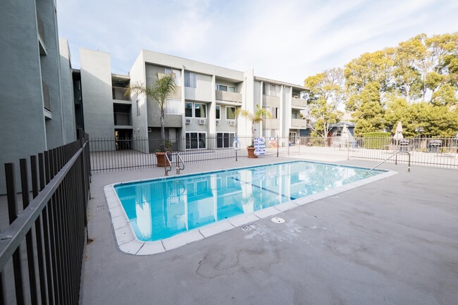 Leyden Apartments in Inglewood, CA - Foto de edificio - Building Photo