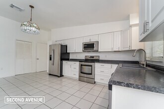 8617 Shumock Ave in North Port, FL - Foto de edificio - Building Photo