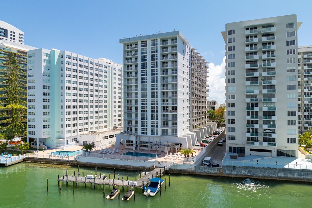 Bayview Terrace in Miami Beach, FL - Foto de edificio