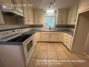 2321 Gladstone Terrace in The Village, OK - Building Photo - Building Photo