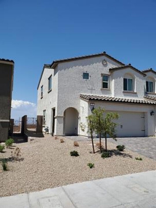 266 Quail Finch Dr in Henderson, NV - Building Photo