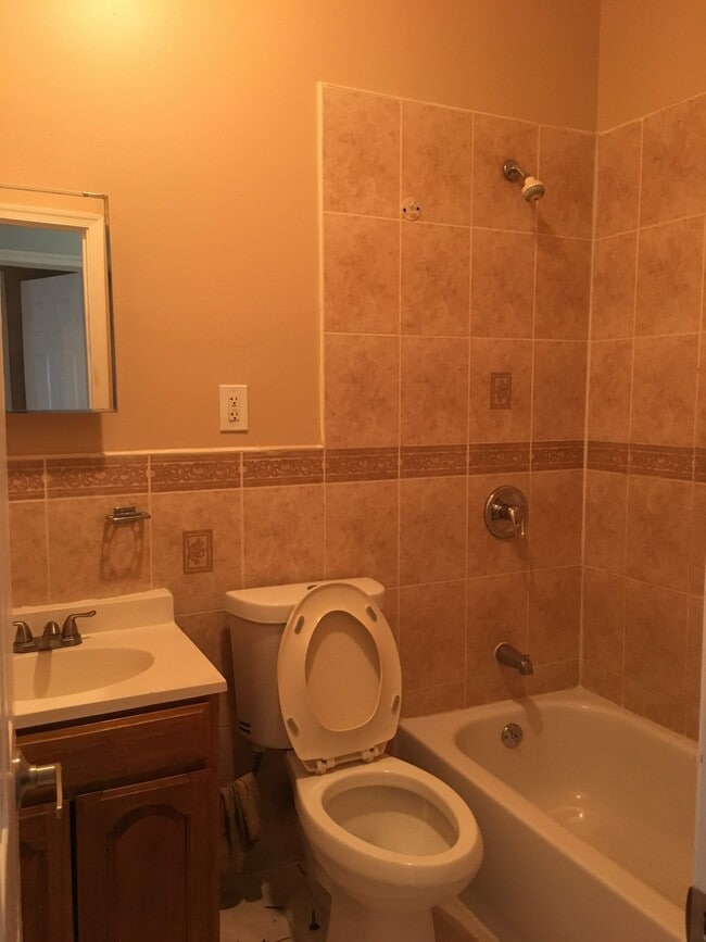 1384 McBride St, Unit 1 in Far Rockaway, NY - Building Photo - Building Photo